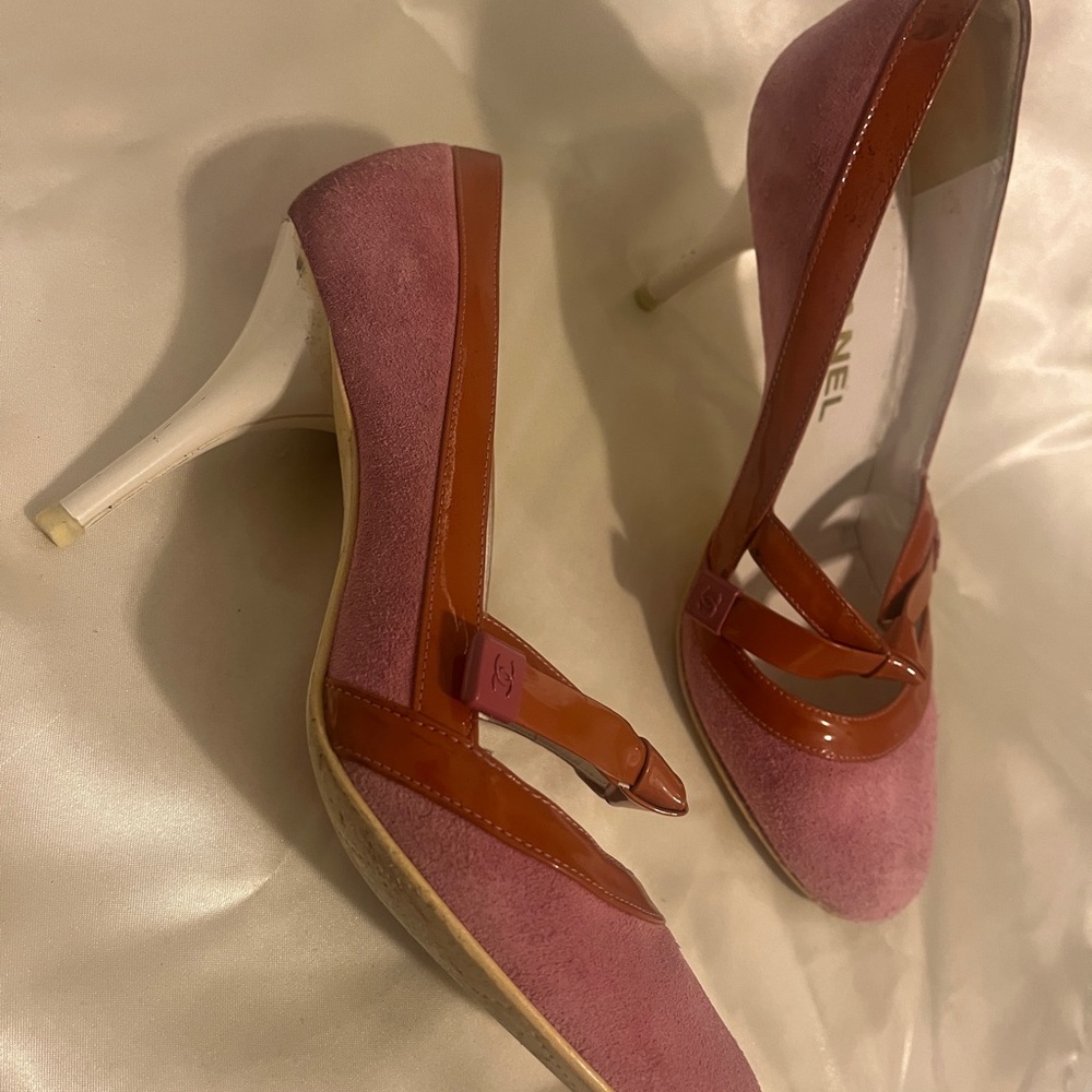 CHANEL Pink and Brown Heels with Bow Accent - Picture 3 of 7
